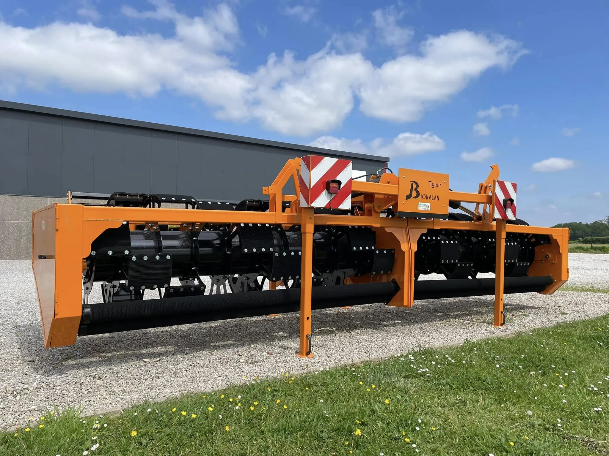 Machine agricole Bionalan pour le désherbage mécanique en grandes cultures